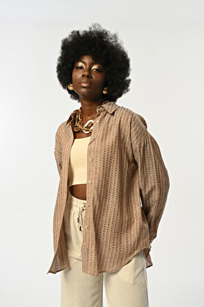 KADIN YAPIŞTIRMA TAŞ İŞLEMELİ KARAMEL RENK OVERSİZE GÖMLEK