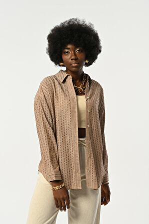 KADIN YAPIŞTIRMA TAŞ İŞLEMELİ KARAMEL RENK OVERSİZE GÖMLEK