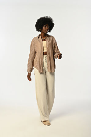 KADIN YAPIŞTIRMA TAŞ İŞLEMELİ KARAMEL RENK OVERSİZE GÖMLEK