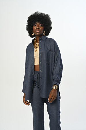 KADIN ÇİFT CEPLİ DÜZ RENK KOLLARI BÜZGÜLÜ OVERSİZE KESİM GÖMLEK