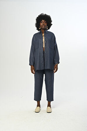 KADIN ÇİFT CEPLİ DÜZ RENK KOLLARI BÜZGÜLÜ OVERSİZE KESİM GÖMLEK