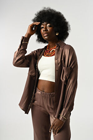 KADIN ÖNÜ VE KOLLARI TAŞ-PUL İŞLEMELİ DÜZ RENK GÖMLEK