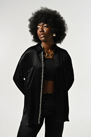 KADIN ÖNÜ VE KOLLARI TAŞ-PUL İŞLEMELİ DÜZ RENK GÖMLEK