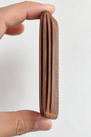 Hakiki Deri Kartlık – Minimalist Oval Tasarım 