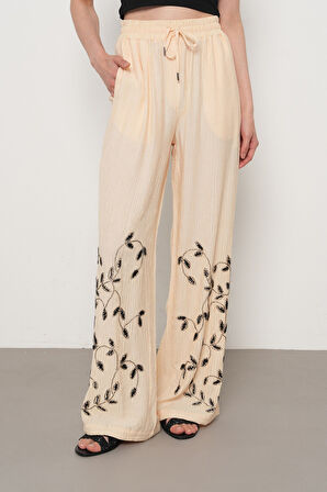 KADIN BOL PAÇA ÖNÜ TAŞ NAKIŞ İŞLEMELİ PANTOLON