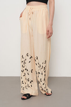 KADIN BOL PAÇA ÖNÜ TAŞ NAKIŞ İŞLEMELİ PANTOLON