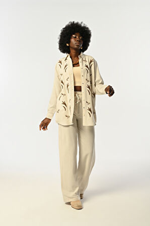 KADIN ÖNÜ KAHVERENGİ NAKIŞ İŞLEMELİ NATUR RENK GÖMLEK