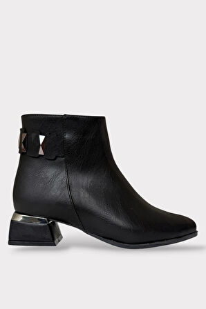 Toka Detaylı Sivri Burun Topuklu Kadın Bot SİYAH