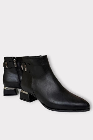 Toka Detaylı Sivri Burun Topuklu Kadın Bot SİYAH