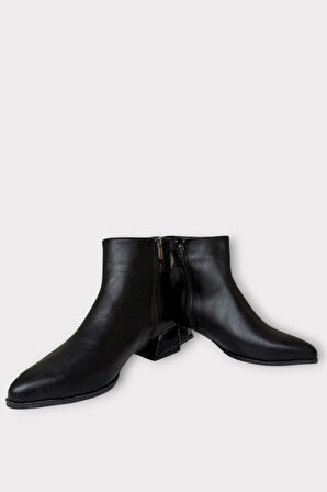 Toka Detaylı Sivri Burun Topuklu Kadın Bot SİYAH