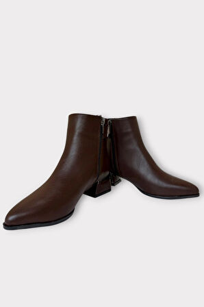 Toka Detaylı Sivri Burun Topuklu Kadın Bot KAHVERENGİ