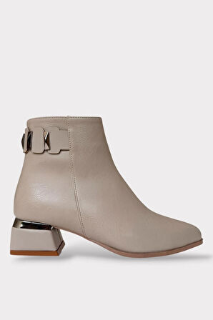 Toka Detaylı Sivri Burun Topuklu Kadın Bot BEJ