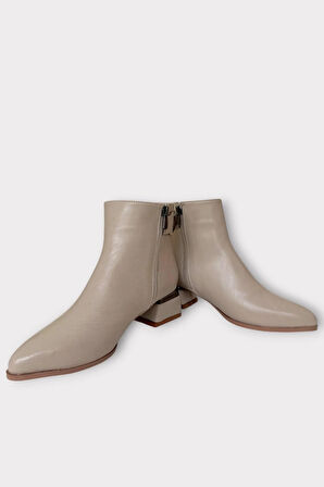Toka Detaylı Sivri Burun Topuklu Kadın Bot BEJ