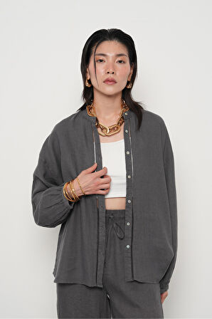 KADIN ANTRASİT RENGİ HAKİM YAKA ÖNÜ VE KOLLARI DANTEL DETAYLI GÖMLEK