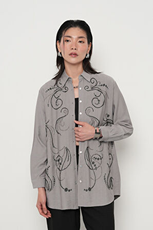 KADIN ÖNÜ BONCUK İŞLEMELİ OVERSİZE KESİM DÜZ RENK GÖMLEK