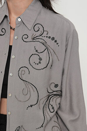 KADIN ÖNÜ BONCUK İŞLEMELİ OVERSİZE KESİM DÜZ RENK GÖMLEK