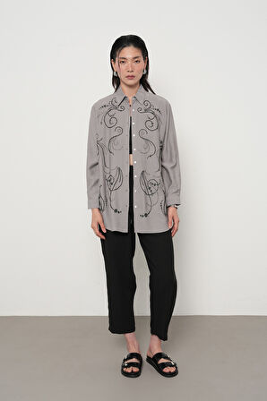 KADIN ÖNÜ BONCUK İŞLEMELİ OVERSİZE KESİM DÜZ RENK GÖMLEK