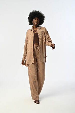 KADIN ÖNÜ TAŞ İŞLEMELİ TEK CEPLİ KARAMEL RENGİ GÖMLEK