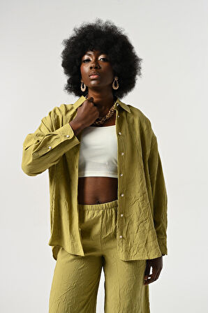 KADIN DÜĞME DETAYLI KIRIŞIK KUMAŞ DÜZ RENK GÖMLEK