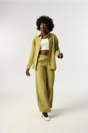 KADIN DÜĞME DETAYLI KIRIŞIK KUMAŞ DÜZ RENK GÖMLEK