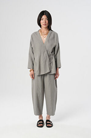 KADIN V YAKA GRİ RENK ÖNÜ BAĞLAMA DETAYLI GÖMLEK