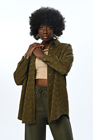 KADIN HAKİ RENK SİMLİ DESENLİ OVERSİZE KESİM GÖMLEK