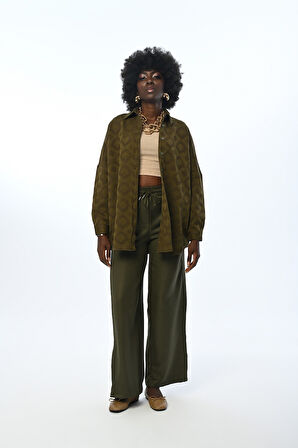 KADIN HAKİ RENK SİMLİ DESENLİ OVERSİZE KESİM GÖMLEK