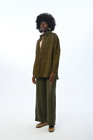 KADIN HAKİ RENK SİMLİ DESENLİ OVERSİZE KESİM GÖMLEK