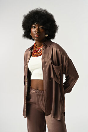 KADIN ÖNÜ VE KOLLARI TAŞ-PUL İŞLEMELİ DÜZ RENK GÖMLEK