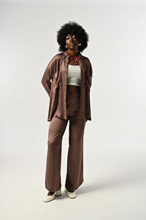 KADIN ÖNÜ VE KOLLARI TAŞ-PUL İŞLEMELİ DÜZ RENK GÖMLEK