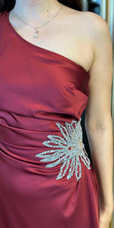 Bordo Tek Omuzlu Taş Detaylı  Düz Kesim Saten Uzun Abiye Elbise 7684