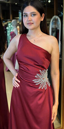 Bordo Tek Omuzlu Taş Detaylı  Düz Kesim Saten Uzun Abiye Elbise 7684