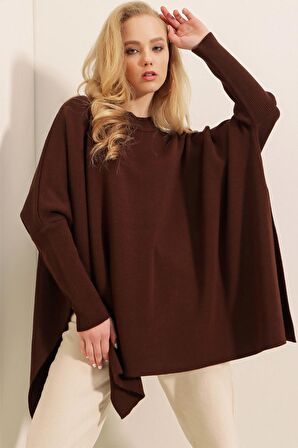 Kadın Kahverengi Oversize Yırtmaçlı Panço Triko Kazak  HZL23W-BD1100761