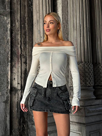 Kadın Beyaz Madonna Yaka  Düğme Detaylı Crop Bluz HZL25W-ZK11491