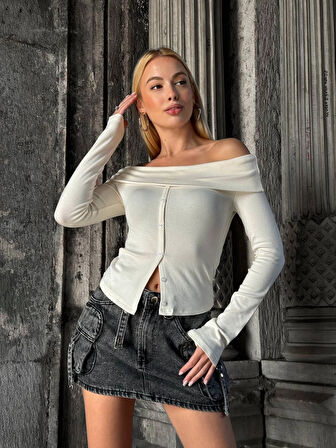 Kadın Beyaz Madonna Yaka  Düğme Detaylı Crop Bluz HZL25W-ZK11491