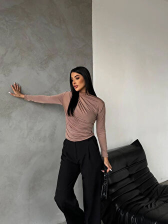 Kadın Bisküvi Omuz ve Beli Büzgülü Yarım Balıkçı Yaka Sandy Bluz HZL24W-FRY122451