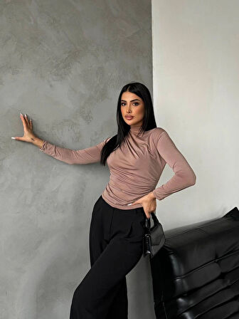 Kadın Bisküvi Omuz ve Beli Büzgülü Yarım Balıkçı Yaka Sandy Bluz HZL24W-FRY122451