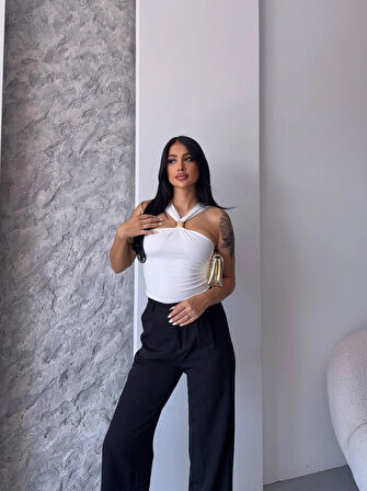 Kadın Beyaz Halter Yaka Metal Detaylı Şık Crop Bluz HZL25S-FRY123251