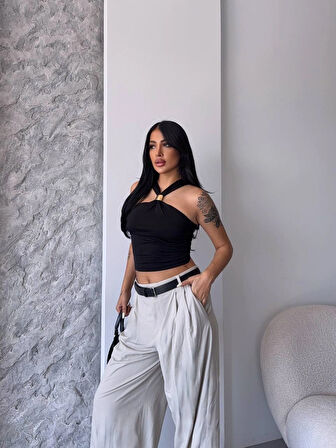 Kadın Siyah Halter Yaka Metal Detaylı Şık Crop Bluz HZL25S-FRY123251