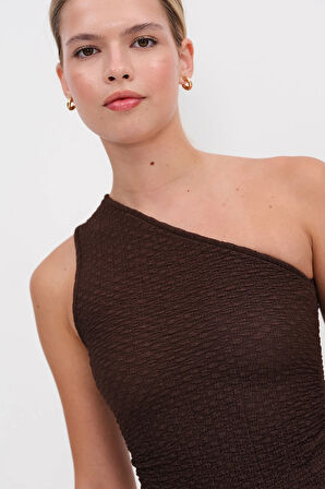 Kadın Kahverengi Gofre Kumaş Tek Omuz Bluz HZL25S-ZK13271