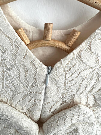 Kız Çocuk Elbise Uzun Kollu Fiyonklu Dantel Detaylı Sırt Baglamalı Bayramlık ve Özel Gün Elbisesi