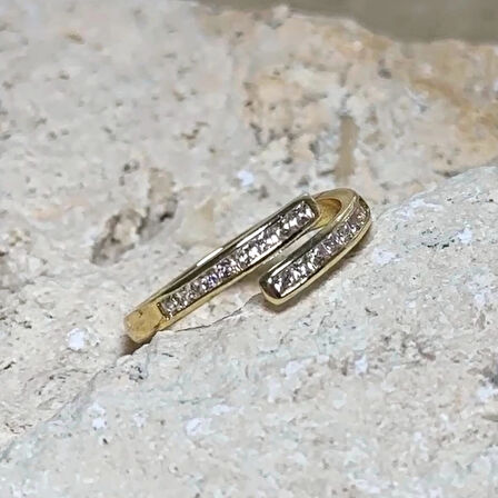 Zarif Sarmalı Zirkon Taşlı Gold Yüzük