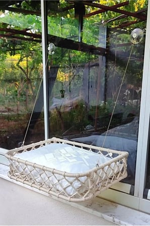 Reyo Tasaryum El İşçiliği Bohem Makrome Kedi ve Küçük Köpek Cam Hamak Yatağı Güçlü Vantuzlu, Minderli - Krem