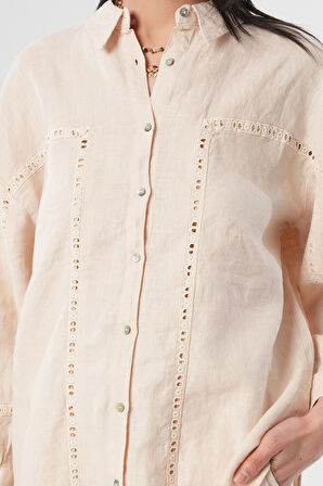 KADIN AÇIK BEJ RENGİ ÖNÜ VE KOLLARI DANTEL DETAYLI GÖMLEK