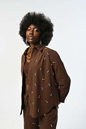 KADIN KAHVERENGİ ÖNÜ TAŞ İŞLEMELİ OVERSİZE GÖMLEK