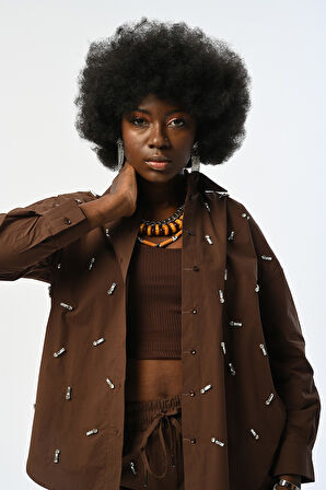 KADIN KAHVERENGİ ÖNÜ TAŞ İŞLEMELİ OVERSİZE GÖMLEK