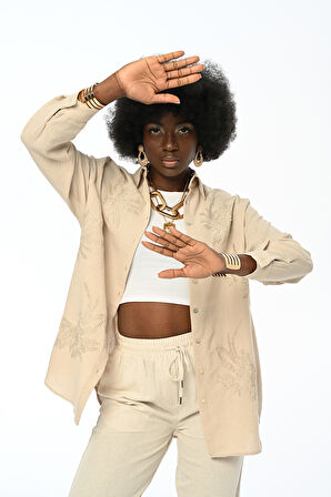 KADIN NAKIŞ İŞLEMELİ OVERSİZE KESİM DÜZ RENK GÖMLEK