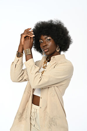 KADIN NAKIŞ İŞLEMELİ OVERSİZE KESİM DÜZ RENK GÖMLEK