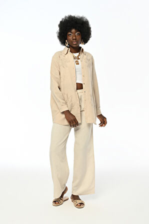 KADIN NAKIŞ İŞLEMELİ OVERSİZE KESİM DÜZ RENK GÖMLEK