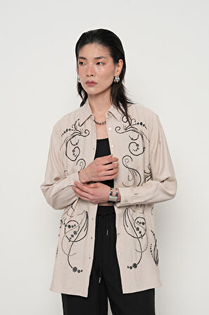 KADIN ÖNÜ BONCUK İŞLEMELİ OVERSİZE KESİM DÜZ RENK GÖMLEK